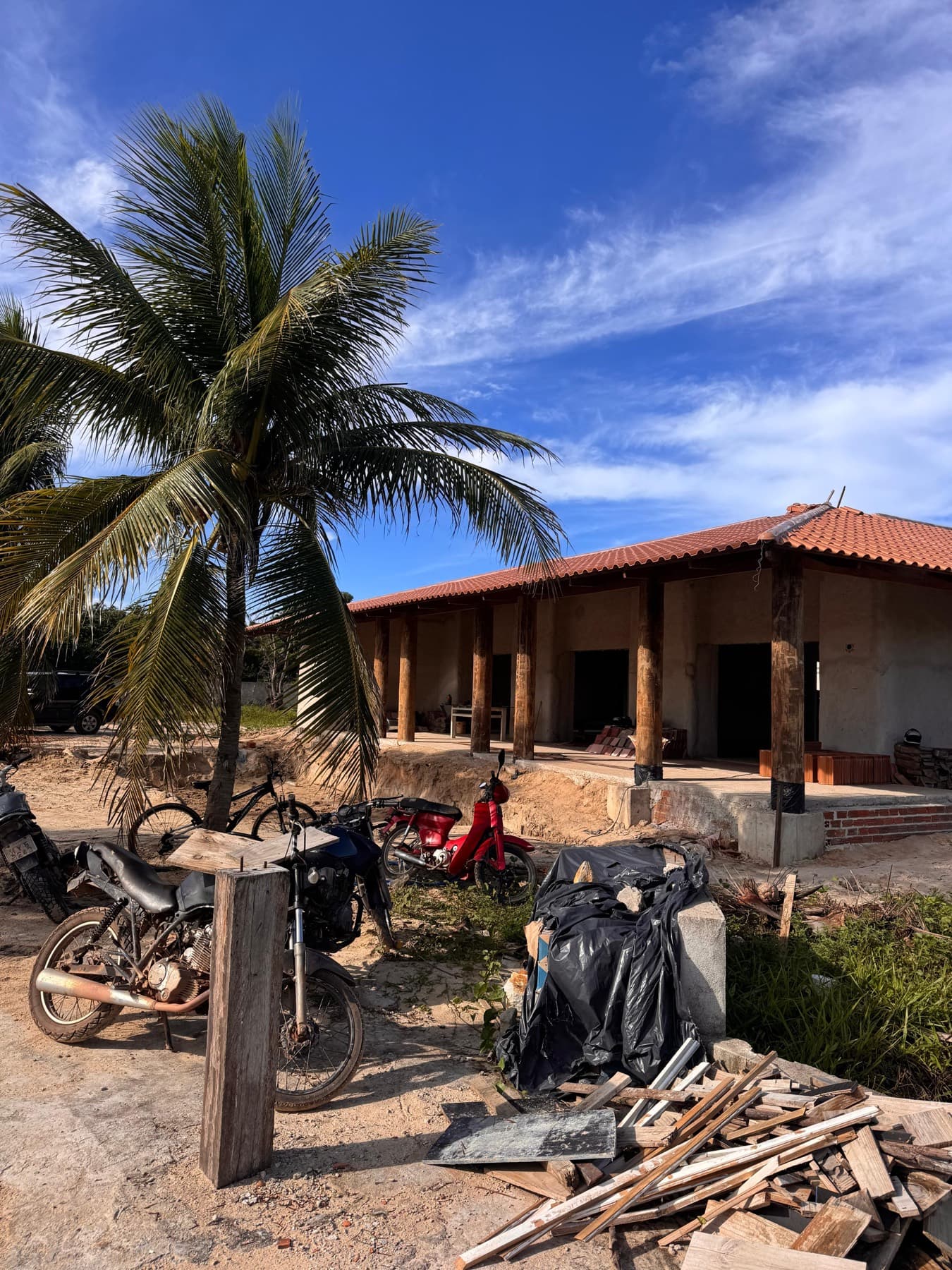 Vista principal da residência privada em construção em Paracuru.